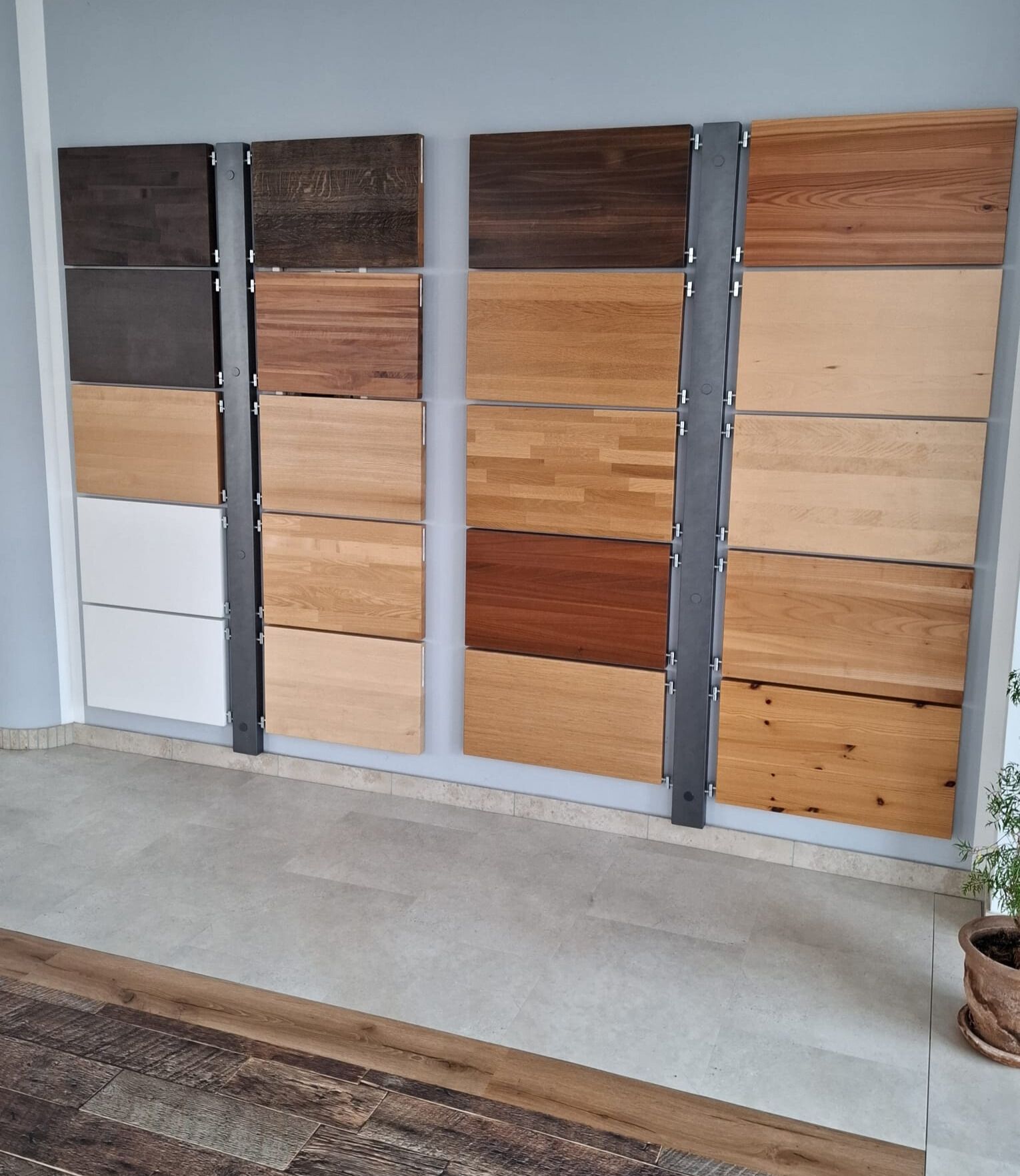 Musterwand in der Ausstellung Dresden mit Stufenmustern in verschiedenen Holzarten und Oberflächen von hell bis dunkel